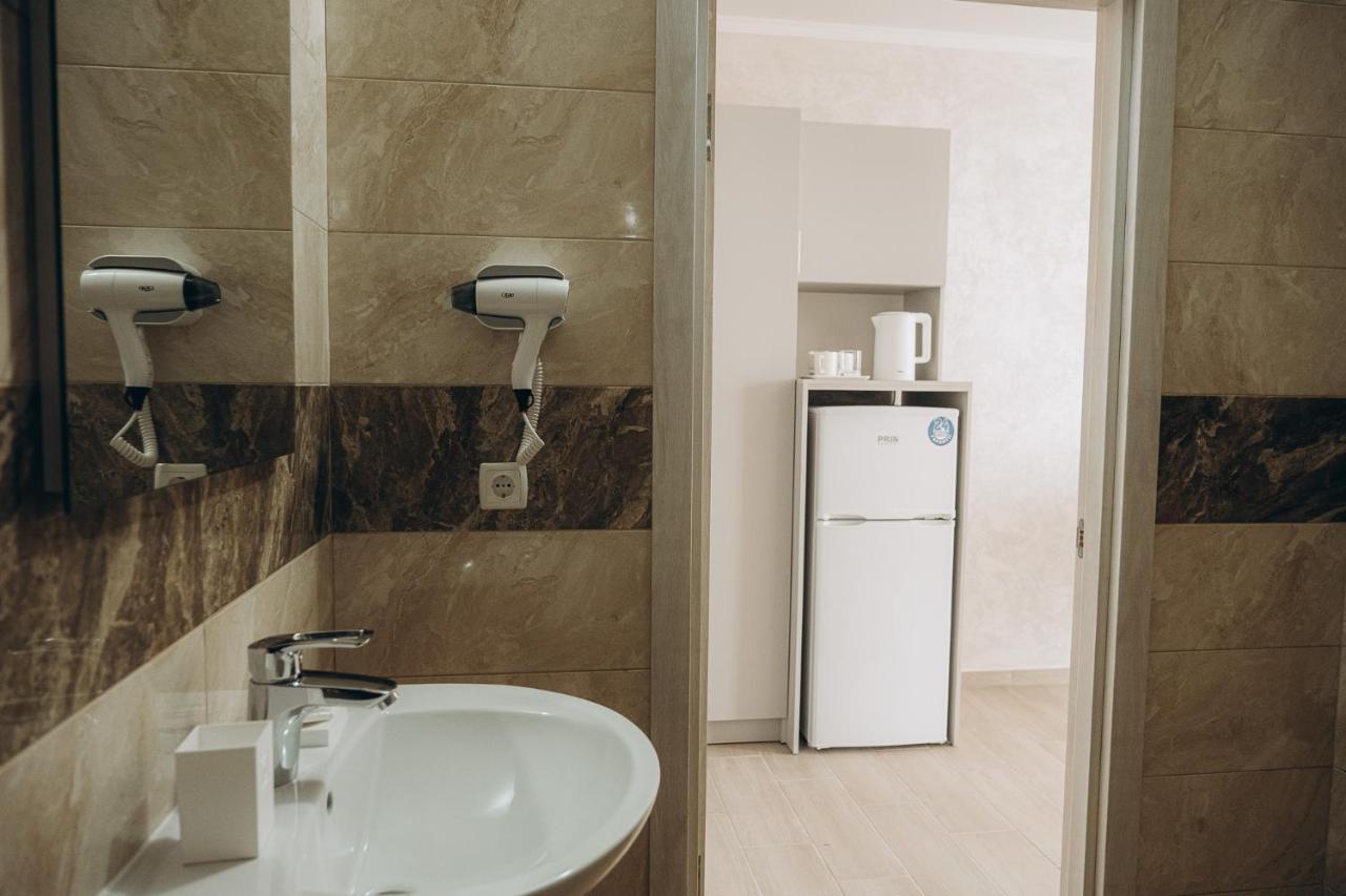Три Слона Hotel Zatoka Buitenkant foto