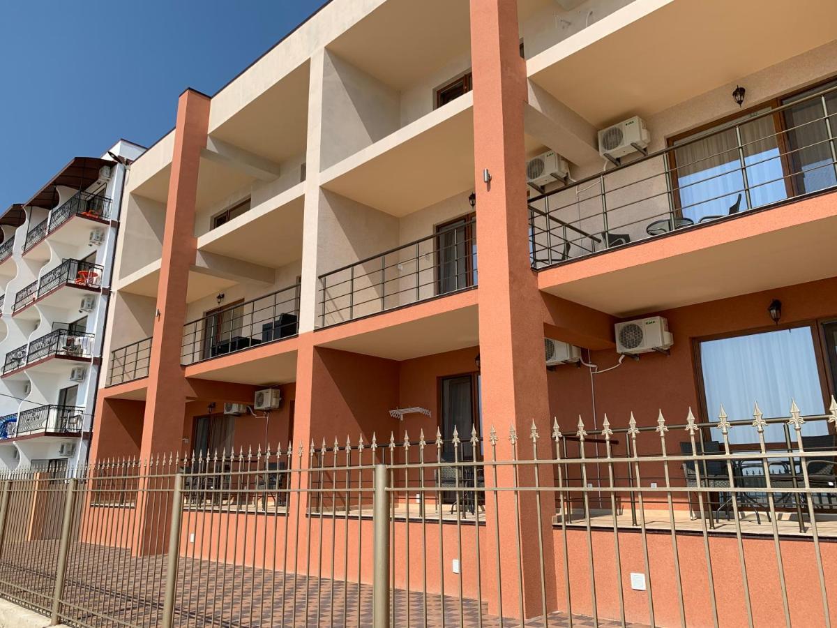 Три Слона Hotel Zatoka Buitenkant foto